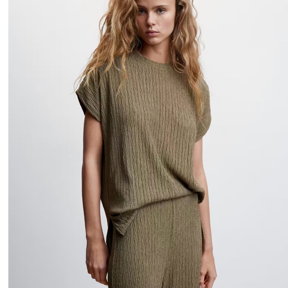 ｛MANGO｝Brand New: MANGO,Testured Palazzo Tshirt, Oliver,M size(Defective)